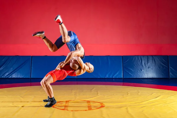 블루와 스타킹 레슬링에서 Wrestlng는 자신의 체육관에서 카펫을 레슬링 노란색에 레슬링을 — 스톡 사진