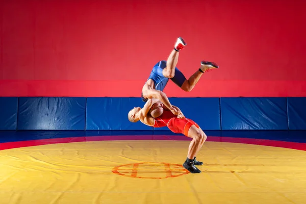 블루와 스타킹 레슬링에서 Wrestlng는 자신의 체육관에서 카펫을 레슬링 노란색에 레슬링을 — 스톡 사진