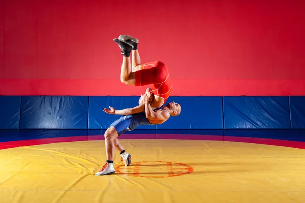 Concepto Lucha Libre Justa Dos Luchadores Greco Romanos Uniforme Rojo — Foto de Stock