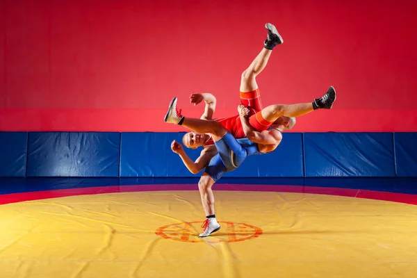 Bir Sarı Halı Spor Salonunda Güreş Güreş Suplex Yapma Kırmızı — Stok fotoğraf
