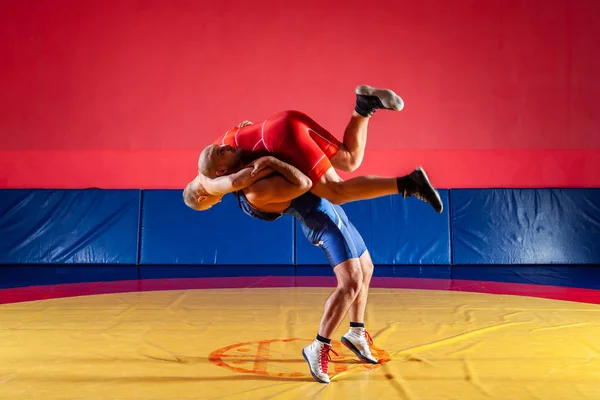 Dos Luchadores Greco Romanos Uniforme Rojo Azul Luchando Sobre Fondo — Foto de Stock