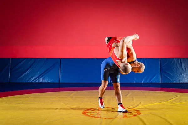 Dwa Grecko Rzymskiego Zapaśników Czerwony Niebieski Mundur Wrestling Żółty Wrestling — Zdjęcie stockowe