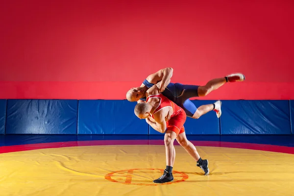 Dwa Grecko Rzymskiego Zapaśników Czerwony Niebieski Mundur Wrestling Żółty Wrestling — Zdjęcie stockowe