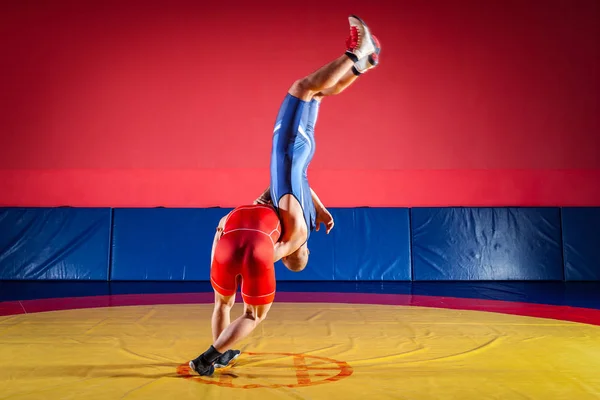 Dos Luchadores Greco Romanos Uniforme Rojo Azul Luchando Una Alfombra — Foto de Stock