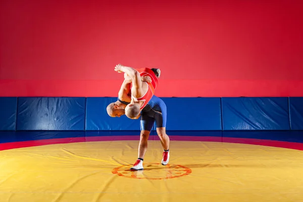 Dos Luchadores Greco Romanos Uniforme Rojo Azul Luchando Una Alfombra — Foto de Stock