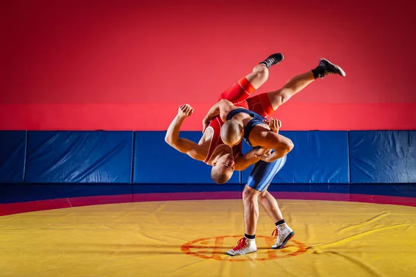 Dwóch Młodych Mężczyzn Niebieski Czerwony Wrestling Rajstopy Wrestlng Dokonywanie Rzut — Zdjęcie stockowe