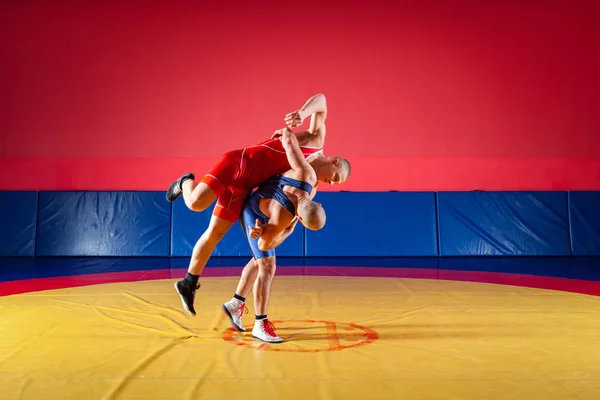 Dos Hombres Jóvenes Medias Lucha Azul Roja Están Luchando Haciendo — Foto de Stock