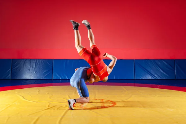 Concepto Lucha Libre Justa Dos Hombres Jóvenes Medias Lucha Azul — Foto de Stock