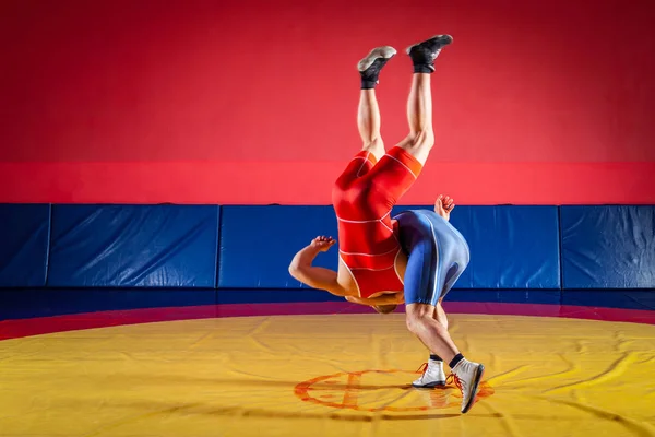 Dos Hombres Jóvenes Medias Lucha Azul Roja Están Luchando Haciendo — Foto de Stock