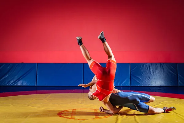 Mavi Kırmızı Tayt Güreş Iki Güçlü Güreşçiler Wrestlng Bir Sarı — Stok fotoğraf