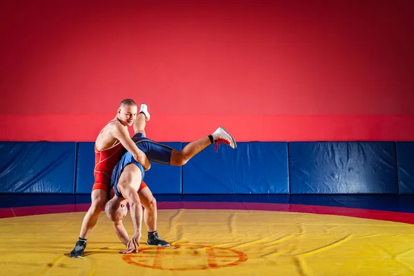 공정한 레슬링의 개념입니다 블루와 스타킹 레슬링에서 남자는 Wrestlng 엉덩이 노란색 — 스톡 사진