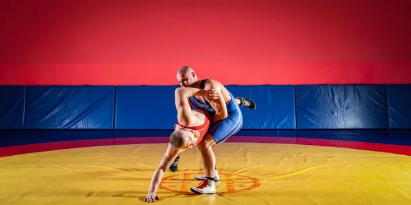 Adil Güreş Kavramı Mavi Kırmızı Tayt Güreş Iki Genç Erkek — Stok fotoğraf