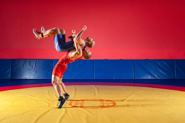 Koncepcja Uczciwego Wrestlingu Dwóch Grecko Rzymskich Zapaśników Czerwonym Niebieskim Wrestlingu — Zdjęcie stockowe