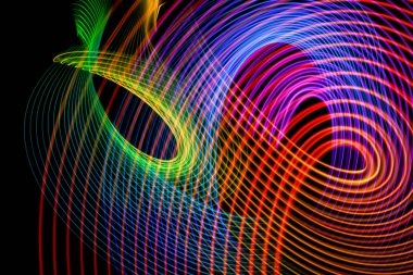 Soyut ışık mavi, turuncu, yeşil, pembe ve mor parkurları rasgele hareket arka plan görüntüsü. Gökkuşağı renkli çizgili Neon ışıkları 