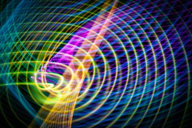 Soyut ışık mavi, sarı ve yeşil parkurları rasgele hareket arka plan görüntüsü. Gökkuşağı renkli çizgili Neon ışıkları 