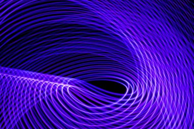 Soyut ışık mavi, mor, kırmızı, yeşil ve sarı parkurları rasgele hareket arka plan görüntüsü. Gökkuşağı renkli çizgili Neon ışıkları