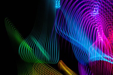 Rastgele hareket eden arkaplan görüntüsünde soyut ışık gökkuşağı izleri. Çizgili Gökkuşağı Renklerinde Neon Işıkları
