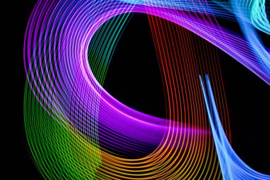 Rastgele hareket eden arkaplan görüntüsünde soyut ışık gökkuşağı izleri. Çizgili Gökkuşağı Renklerinde Neon Işıkları