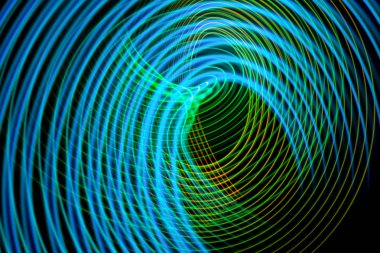 Rastgele hareket eden arkaplan görüntüsünde soyut ışık gökkuşağı izleri. Çizgili Gökkuşağı Renklerinde Neon Işıkları