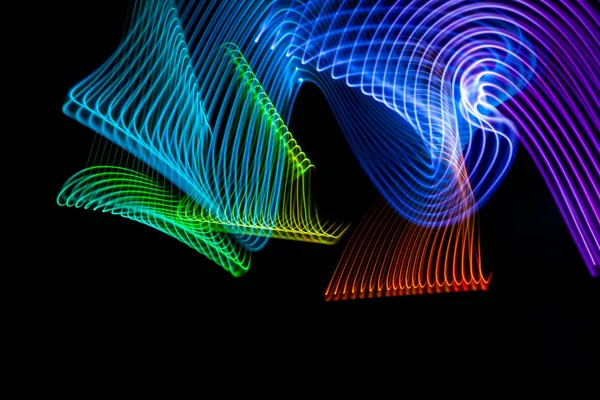 ランダムな動きの背景画像での抽象的な光虹のトレイル 虹色の縞ネオンライト — ストック写真
