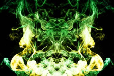 Yeşil ve sarı bir kafatası, canavar, dragon siyah Yalıtılmış zemin şeklinde duman bulutu. Vape duman kökenli. MoCap cool t-shirt için