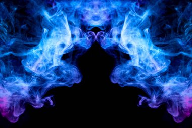 Bir kafatası, canavar, dragon siyah Yalıtılmış zemin şeklinde yoğun çok renkli duman mavi ve mor renkler. Arka plan duman vape. MoCap cool t-shirt için