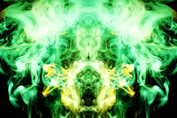 浓浓的五颜六色的绿色和黄色烟雾以蝴蝶的形式在黑色孤立的背景上 背景从蒸汽的烟雾 T恤的 Mocap — 图库照片
