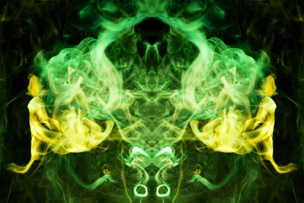 浓浓的五颜六色的绿色和黄色烟雾以蝴蝶的形式在黑色孤立的背景上 背景从蒸汽的烟雾 T恤的 Mocap — 图库照片