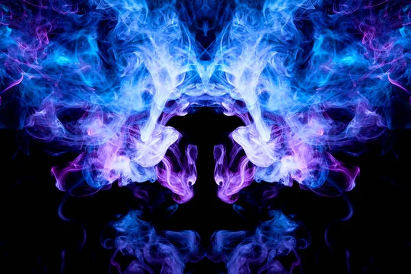 青と頭蓋骨 モンスター 孤立した黒地に龍の形で紫の濃いカラフルな煙 アーク プラズマ蒸着法の煙からの背景 モーション キャプチャはクールな シャツ — ストック写真