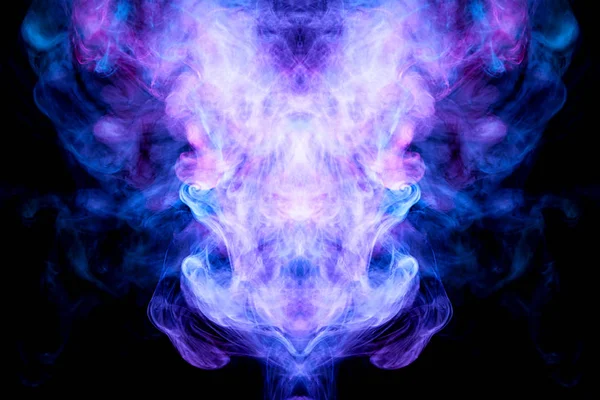 蓬松的吸着蓝色和紫色的烟雾和雾气 形成了骷髅 龙的黑色背景 服装的幻想打印 T恤衫 运动衫 — 图库照片