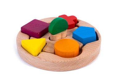 Geometrik şekiller (dikdörtgen, kare, çember, üçgen) şeklinde küçük ahşap detayları olan tahta oyuncak çocuk ayırıcısının resmi, beyaz izole bir arkaplanda farklı renklerde.