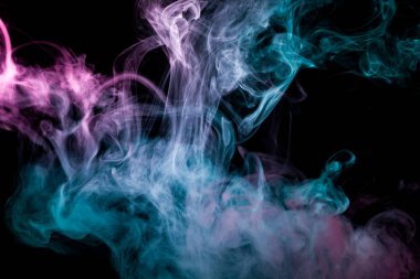 Siyah bir yalıtılmış zemin üzerine pembe ve mavi renklerin yoğun çok renkli duman. Arka planını duman vape
