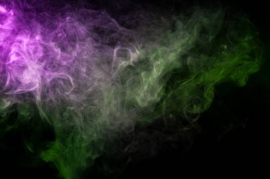 Kalın pembe ve yeşil siyah bir duman arka plan izole. Vap duman arka plan