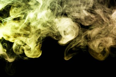 Sarı bulut izole siyah arka plan üzerinde duman