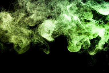 Siyah bir yalıtılmış zemin üzerine yeşil renklerin yoğun çok renkli duman. Arka planını duman vape