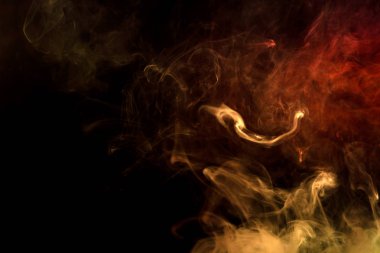 Kalın sarı ve kırmızı siyah bir duman arka plan izole. Vap duman arka plan
