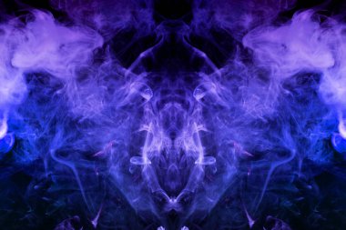 Bir kafatası, canavar, dragon siyah Yalıtılmış zemin şeklinde yoğun çok renkli duman mavi renkler. Arka plan duman vape. MoCap cool t-shirt için