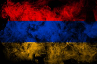 Ermenistan Ulusal bayrak üzerinden kalın siyah bir izole arka plan üzerinde duman renkli 