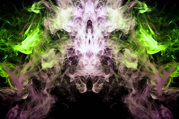 浓浓的五颜六色的烟 以绿色和粉红色的形式形成头骨 龙上的黑色孤立背景 烟雾蒸汽的背景 T恤的 Mocap — 图库照片