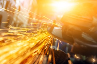 Close-up taşıyan metal El Daire testere ile parlak yanıp söner bir oto tamircisi için arka plan araçları farklı yönlerde uçan testere bir adam. Otomatik mekanik çalışmalarını.