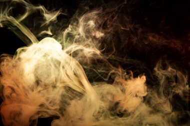 Kırmızı ve turuncu siyah bir duman bulutu arka plan izole. Vap duman arka plan