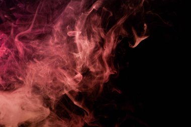 Kırmızı ve pembe bulut izole siyah arka plan üzerinde duman