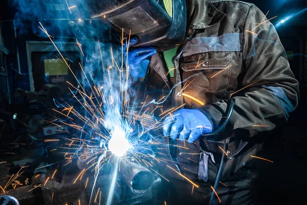 Saldatore Uomo Maschera Saldatura Guanti Protettivi Uniformi Blu Costruzione Salda — Foto Stock