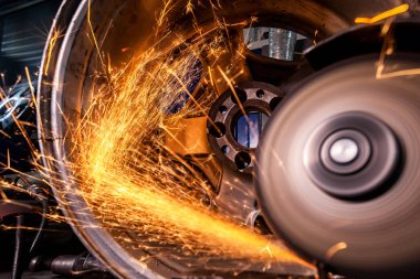 Close-up taşıyan metal El Daire testere ile parlak yanıp söner bir oto tamircisi için arka plan araçları farklı yönlerde uçan testere bir adam. Otomatik mekanik çalışmalarını.