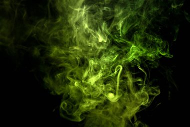 Siyah bir yalıtılmış zemin üzerine yeşil renklerin yoğun çok renkli duman. Arka planını duman vape