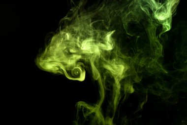 Renkli yeşil siyah bir duman arka plan izole. Vap duman arka plan