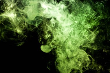 Siyah bir yalıtılmış zemin üzerine yeşil renklerin yoğun çok renkli duman. Arka planını duman vape