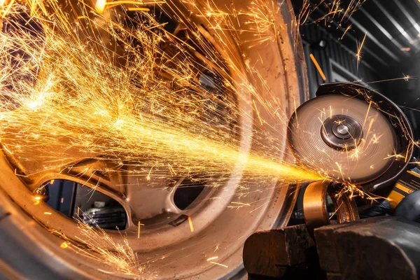 Close Car Mechanic Using Metal Grinder Cut Bearing Auto Repair — Stock Photo, Image