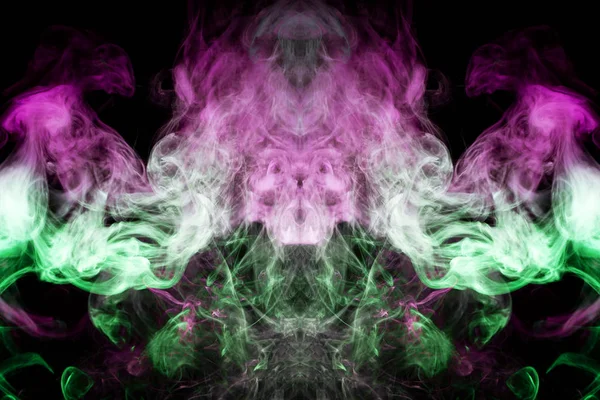 云的绿色和粉红色烟雾的形式的头骨 龙在黑色孤立的背景 背景从 Vape 的烟雾 Mocap — 图库照片