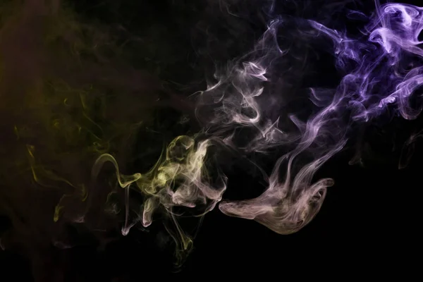 五颜六色的黄色和紫色烟在一个黑色被隔绝的背景 背景从 Vap 的烟雾 — 图库照片
